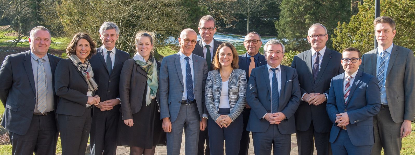 (de g. à dr.) Stephane Perrin, vice-président du Conseil départemental de la Meuse; Daniela Schmitt, secrétaire d'État de la Rhénanie-Palatinat ; Jean-Luc Bohl, vice-président de la Région Grand Est ; Isabelle Weykmans, vice-ministre-présidente de la Communauté germanophone de Belgique ; Jean-Luc Marx, préfet de la région du Grand-Est ; Camille Gira, secrétaire d’État au Développement durable et aux Infrastructures ; Corinne Cahen,  ministre de la Grande Région, présidente du Sommet de la Grande Région ; Claude Wallendorff, vice-président du Conseil départemental des Ardennes ; René Collin, ministre du gouvernement de Wallonie ; Patrick Weiten, président du Conseil départemental de la Moselle ; Roland Theis, secrétaire d’État à la Justice et des Affaires européennes ; Mathieu Klein, président du Conseil départemental de Meurthe-et-Moselle