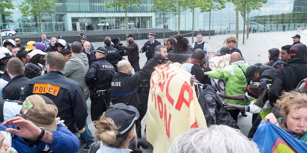 Bei dem Zusammenstoß gab es auf beiden Seiten mehrere Verletzte.