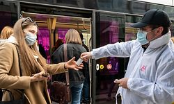 WO fr , Distribution de flacons de gel desinfectant mains , Ministere Mobilite , Distribution Hamilius et Rocade Bvoie , Foto:Guy Jallay/Luxemburger Wort