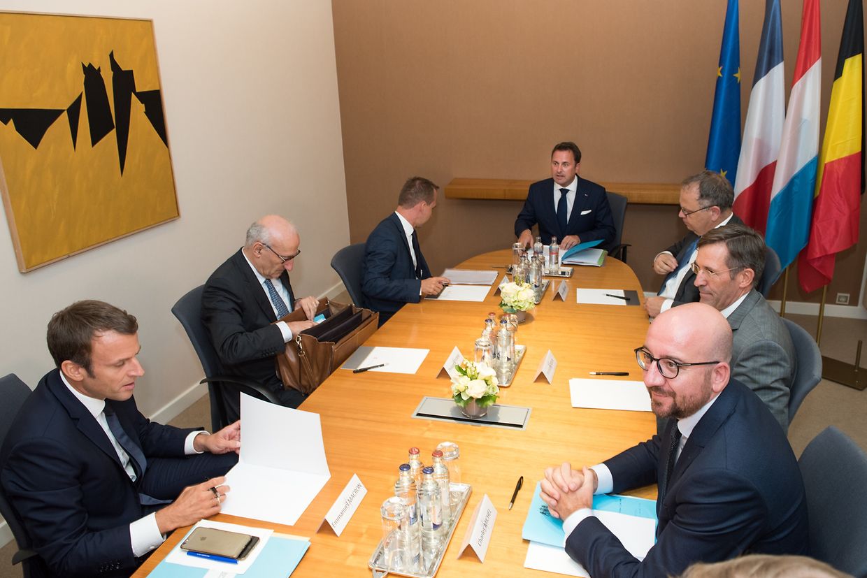 (de g. à dr.)  Emmanuel Macron, président de la République française ; Philippe Étienne, conseiller diplomatique du Premier ministre du royaume de Belgique ; Paul Konsbruck, chef de cabinet du Premier ministre ; Xavier Bettel, Premier ministre, ministre d'État ; Pierre Ferring, conseiller diplomatique du Premier ministre ; François Roux, sherpa du Premier ministre du royaume de Belgique, ambassadeur et représentant permanent auprès de l’Union européenne ; Charles Michel, Premier ministre du royaume de Belgique ;
