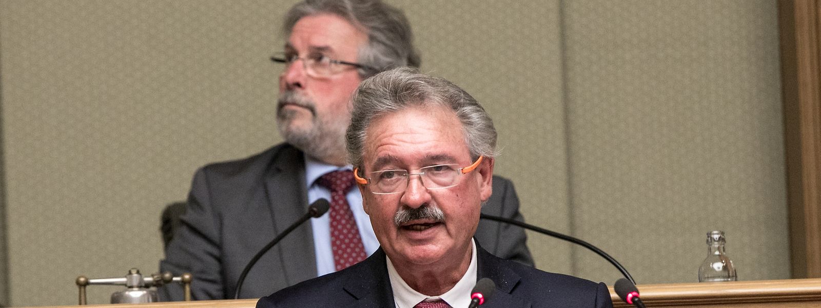 Der Außenminister spricht über die Weltlage.