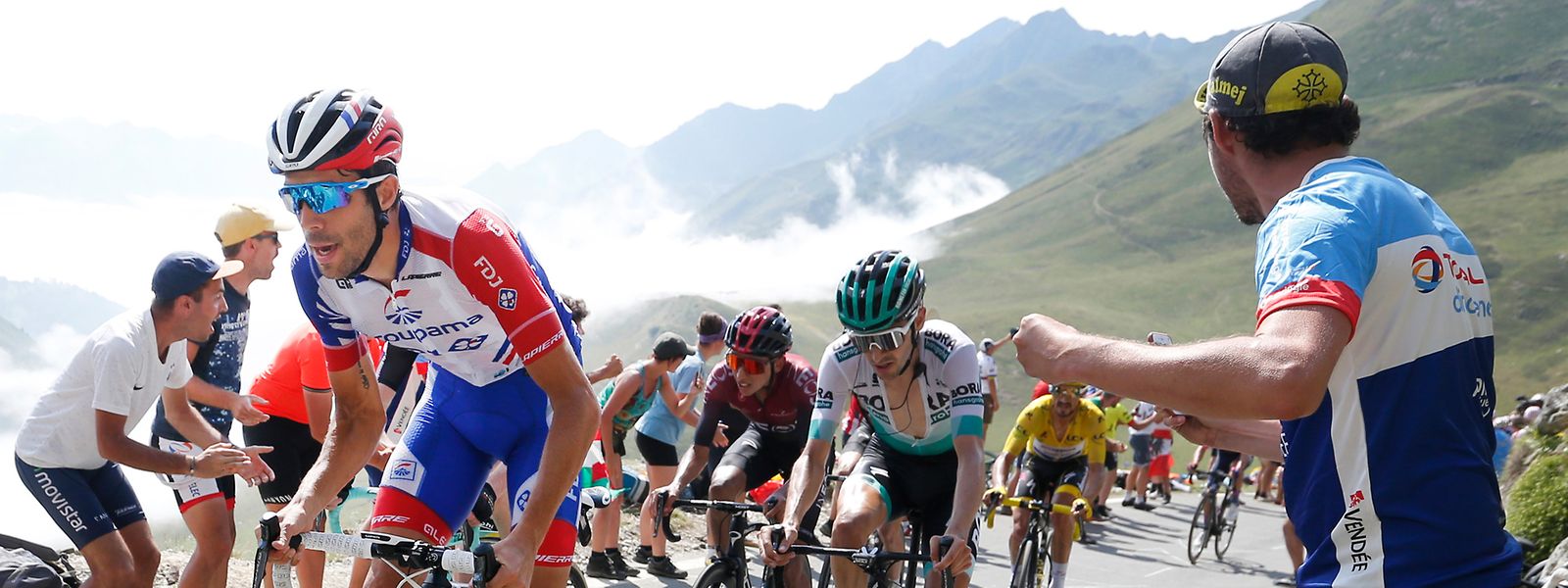 Le Tour de France reste aussi une des plus belles cartes postales du tourisme français.