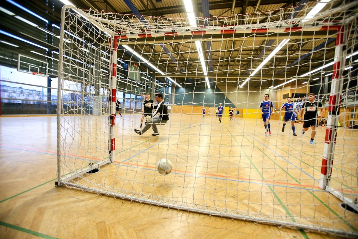 Strasbourg (blau) gegen Brüssel (schwarz).