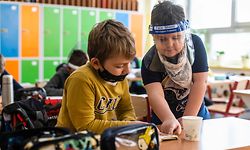 First grade children are seen in a classroom of the primary school number 25 in Warsaw on the first day after the Polish authorities allowed the youngest children to leave home education and return to school, amid the novel coronavirus / Covid-19 pandemic in Warsaw, January 18, 2021. - Poland's youngest children returned to school for the first time in over two months but most pupils will remain in virtual classrooms as experts warned of a growing psychological toll. (Photo by Wojtek RADWANSKI / AFP)