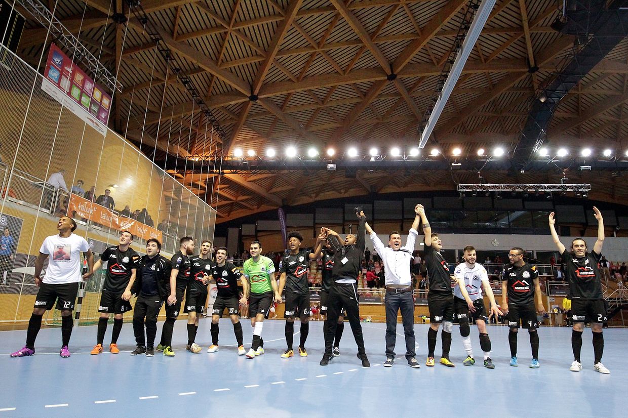 Jubel nach einem langen Futsal-Abend.
