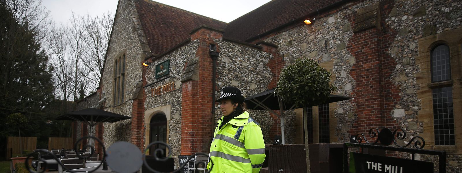 Eine Polizistin überwacht den Pub "The Mill" in Salisbury. Dort wurden Spuren des Nervengifts gefunden. 