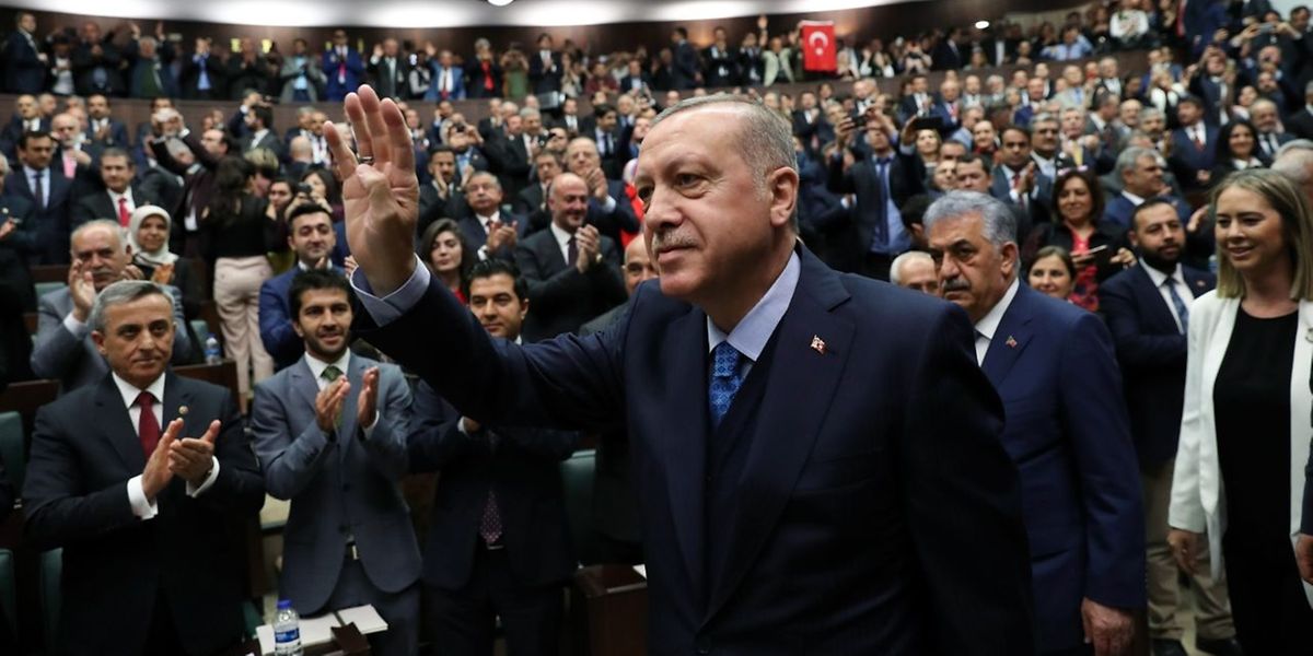 Recep Tayyip Erdogan läßt sich von seiner Gerechtigkeits- und Entwicklungspartei als Spitzenkandidat für die bevorstehenden Wahlen feiern. 