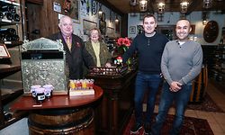 Albert und Odette Schmitt-Rommes mit ihren Gehilfen Fabrice und Houcine (v.l.n.r.): Sie hegten und pflegten die Cave Rommes in all den Jahren Tag  für Tag.