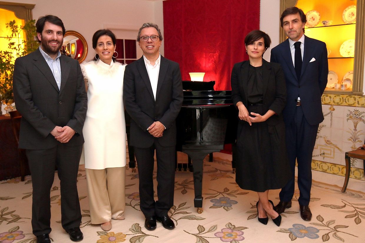(Da esquerda para a direita:) O guitarrista Miguel Amaral, a embaixatriz, o pianista Mário Laginha, Cristina Branco e o embaixador Carlos Pereira Marques 