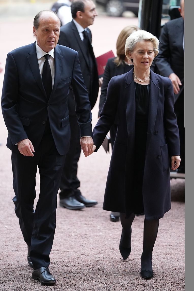 EU-Kommissionspräsidentin Ursula von der Leyen und Ehemann Heiko von der Leyen treffen am Buckingham Palace ein. Vor dem Staatsbegräbnis von Königin Elizabeth II. am Montag gab König Charles III. einen Empfang für Staatsoberhäupter und andere führende Persönlichkeiten im Buckingham Palast. 