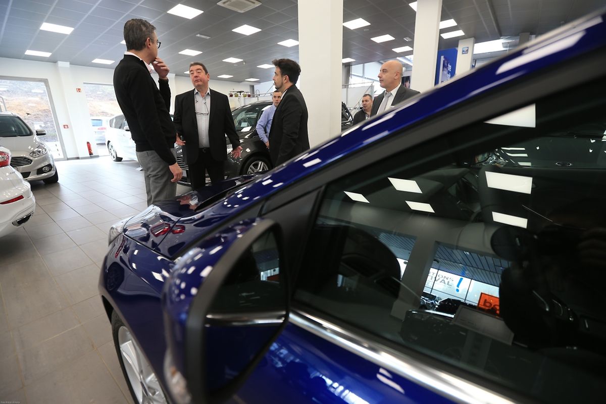 Beraten, informieren, erklären: Verkäufer helfen den potenziellen Kunden bei der Auswahl. 