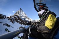 Das Matterhorn im Blick, müssen Skifahrerim Lift eine Gesichtsmaske tragen.