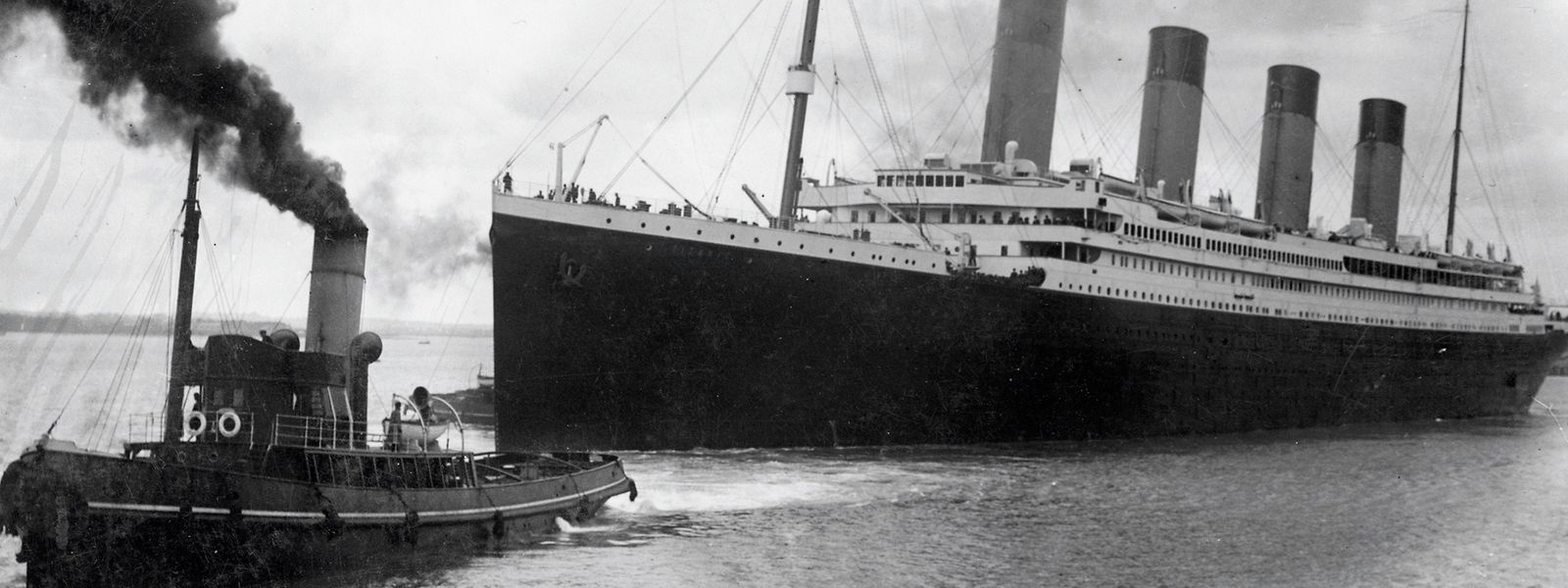 Die Titanic beim Verlassen des Hafens von Southampton. Es sollte ihre erste und letzte Fahrt sein.