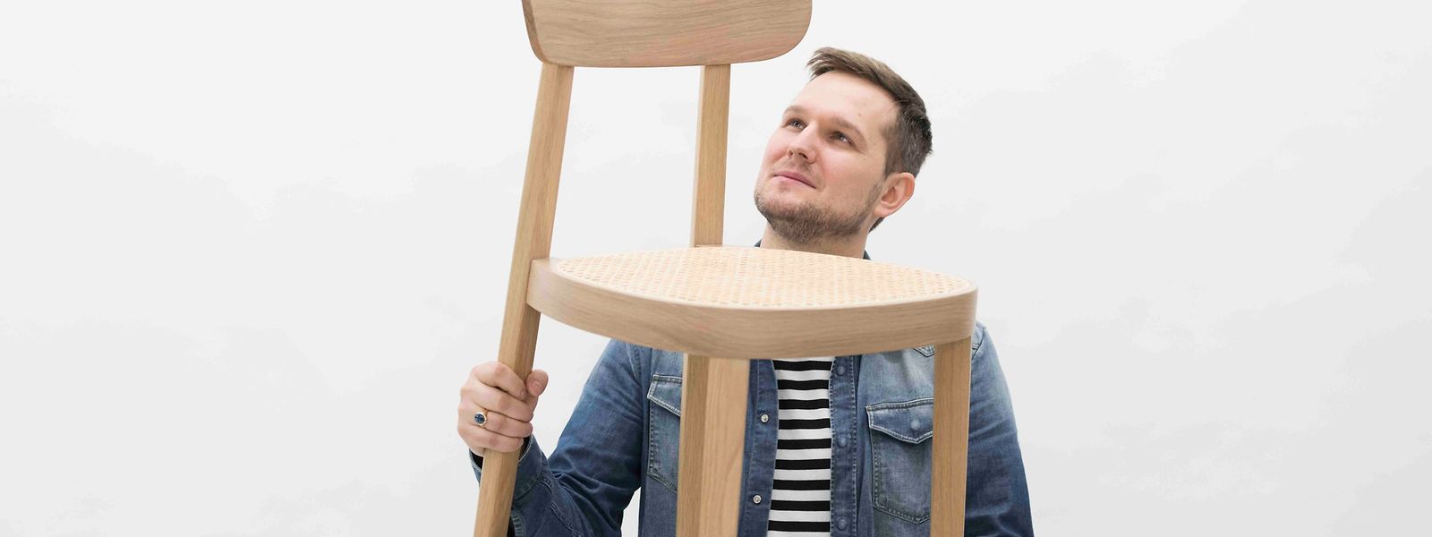 Sebastian Herkner und sein Stuhl Nr. 118, den er für Thonet entwarf.