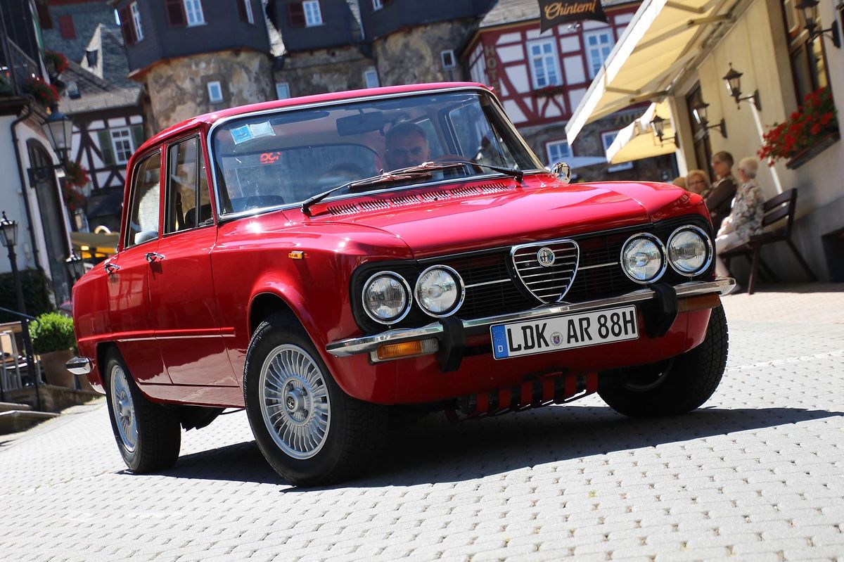 Kurz und kantig und gleichzeitig Inbegriff der agilen, schnellen Limousine - die Giulia von Alfa Romeo. 