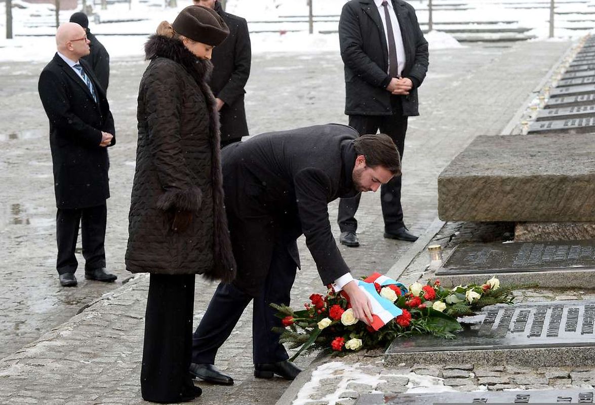 Das Paar legte auch Blumen nieder.