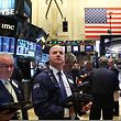 Dow Jones Industrial Average turun lebih dari 6 persen pada hari Senin, beberapa menit setelah pasar saham dibuka.  (Foto: AFP)