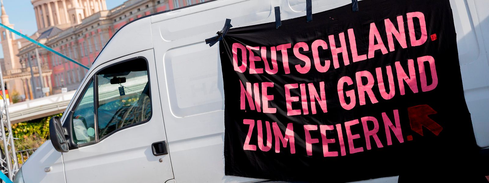 «Deutschland, nie ein Grund zum Feiern» steht bei einer Kundgebung der Protestinitiative «Re:Kapitulation» gegen die Einheitsfeierlichkeiten vor dem Landtag von Brandenburg auf einem Banner.