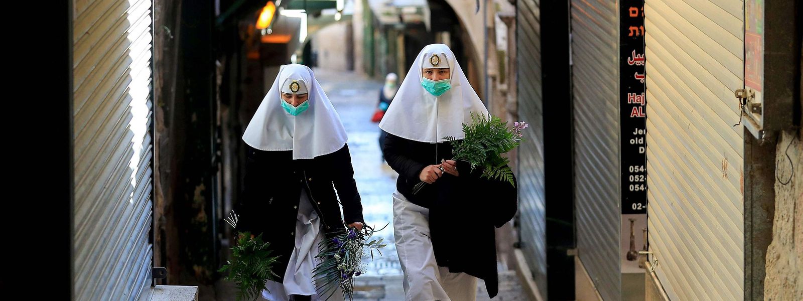Am Ostersonntag sind zwei Nonnen in der Jerusalemer Straße Via Dolorosa unterwegs.