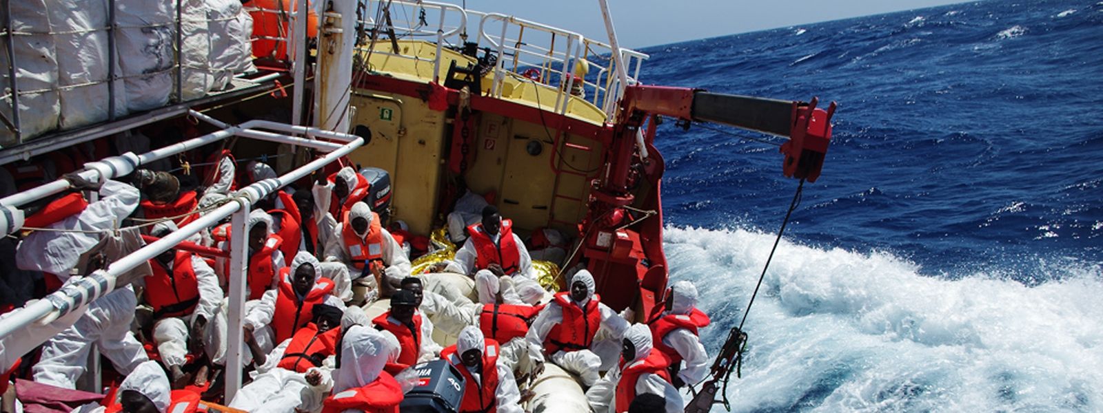 Mehr als 1 000 Menschen sind am Wochenende von seeuntauglichen Booten im Mittelmeer gerettet worden. 