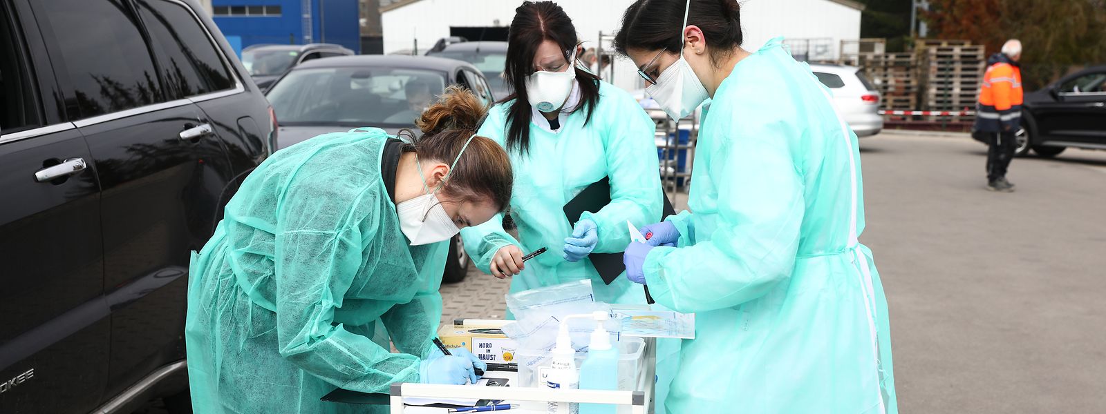 In der Corona-Krise wurden pensionierte Fachkräfte aus dem Gesundheitsbereich, Studenten und Freiwillige mobilisiert. Die Krise hat gezeigt, dass im Gesundheits- und Pflegewesen Personal fehlt, sagt der OGBL, und fordert tiefgreifende Reformen für die Zeit danach.