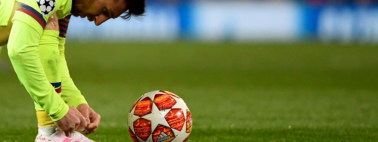 Barcelona's Argentinian forward Lionel Messi ties his shoelaces during the UEFA Champions league first leg quarter-final football match between Manchester United and Barcelona at Old Trafford in Manchester, north west England, on April 10, 2019. (Photo by LLUIS GENE / AFP)