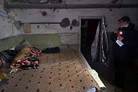 Uma funcionária mostra camas colocadas na cave do hospital infantil regional em Chernigov.