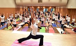 Yoga practitioners attend a special yoga session to mark International Yoga Day at Tokyo's Zojoji Temple on June 21, 2018.
 / AFP PHOTO / Kazuhiro NOGI