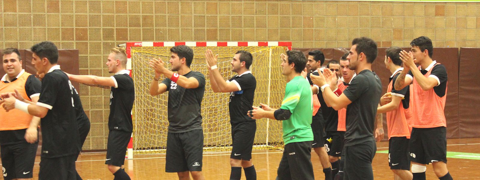 Les Differdangeois saluent leurs supporters après leur qualification