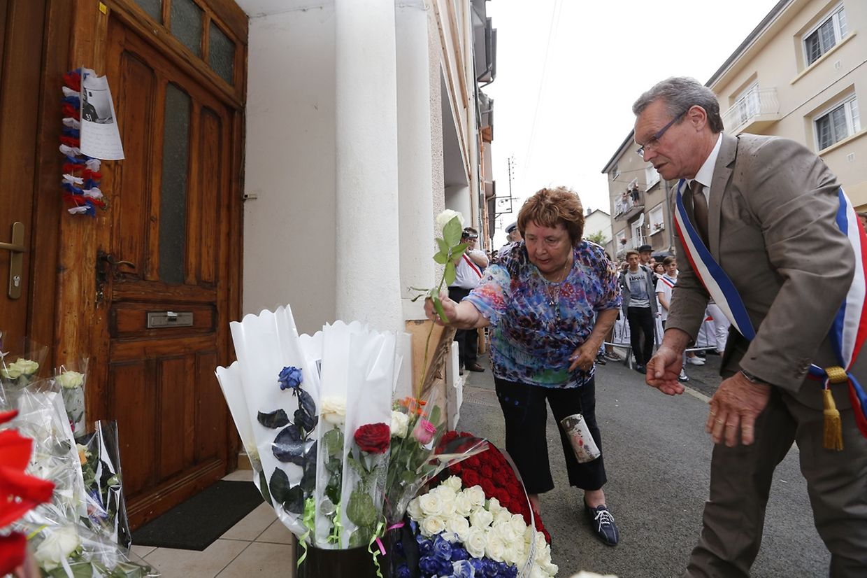 Rund 1500 Trauernde gedachten der Opfer und legten Blumen vor den Häusern der Getöteten nieder. 