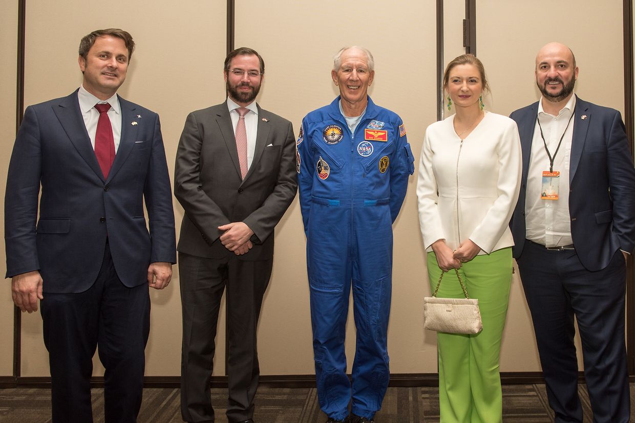 Xavier Bettel, Erbgroßherzog Guillaume, Prinzessin Stéphanie und Etienne Schneider mit dem Astronauten Bob Springer. 