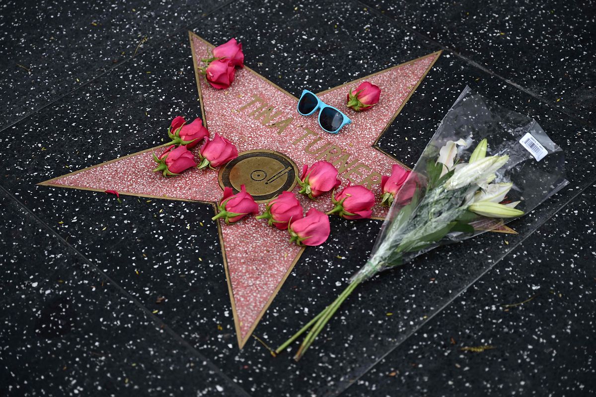Wenige Stunden nach der Todesnachricht war der Stern von Tina Turner auf dem Walk of Fame mit Blumen geschmückt.