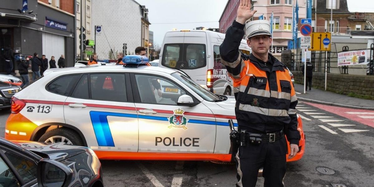 Bei einer Razzia in drei Gaststätten – darunter auch der „Sensation Club“ – fand die Polizei am 28. Januar bei mehreren mutmaßlichen Drogenhändlern 102 Kugeln Kokain – Marktwert rund 6 000 Euro. Fünf Personen wurden in den Bars, zwei auf offener Straße festgenommen. Wo und bei wem wie viel Drogen sichergestellt wurden und wo die Festnahmen erfolgten, war am Donnerstag nicht in Erfahrung zu bringen. 