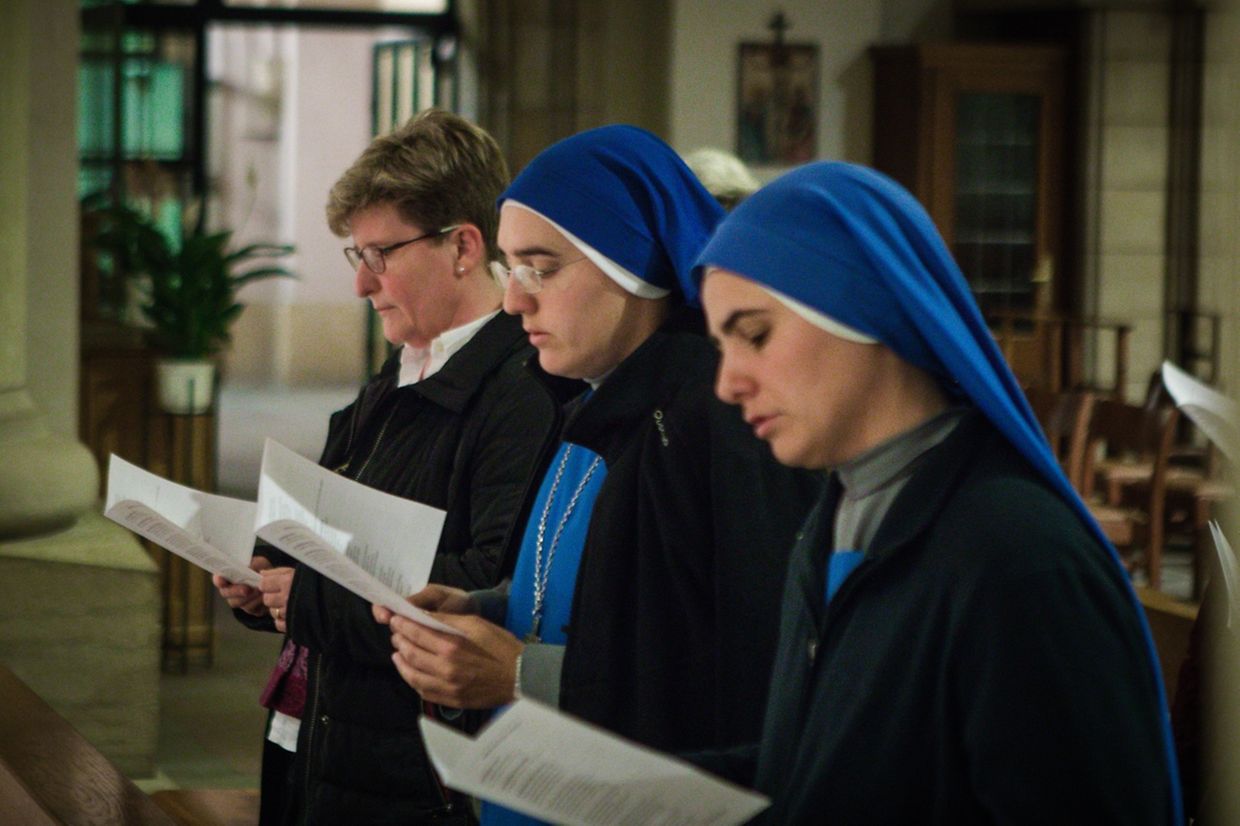 Abschluss der nächtlichen Anbetung mit französischer Laudes in der Krypta.