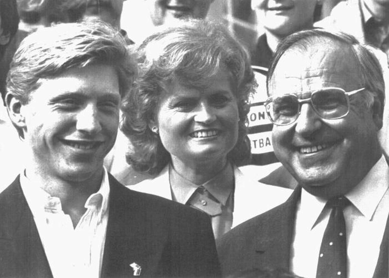 Der ehemalige Tennisprofi mit Hannelore und Helmut Kohl während des Empfangs in der Staatskanzlei 1985 in Bonn.