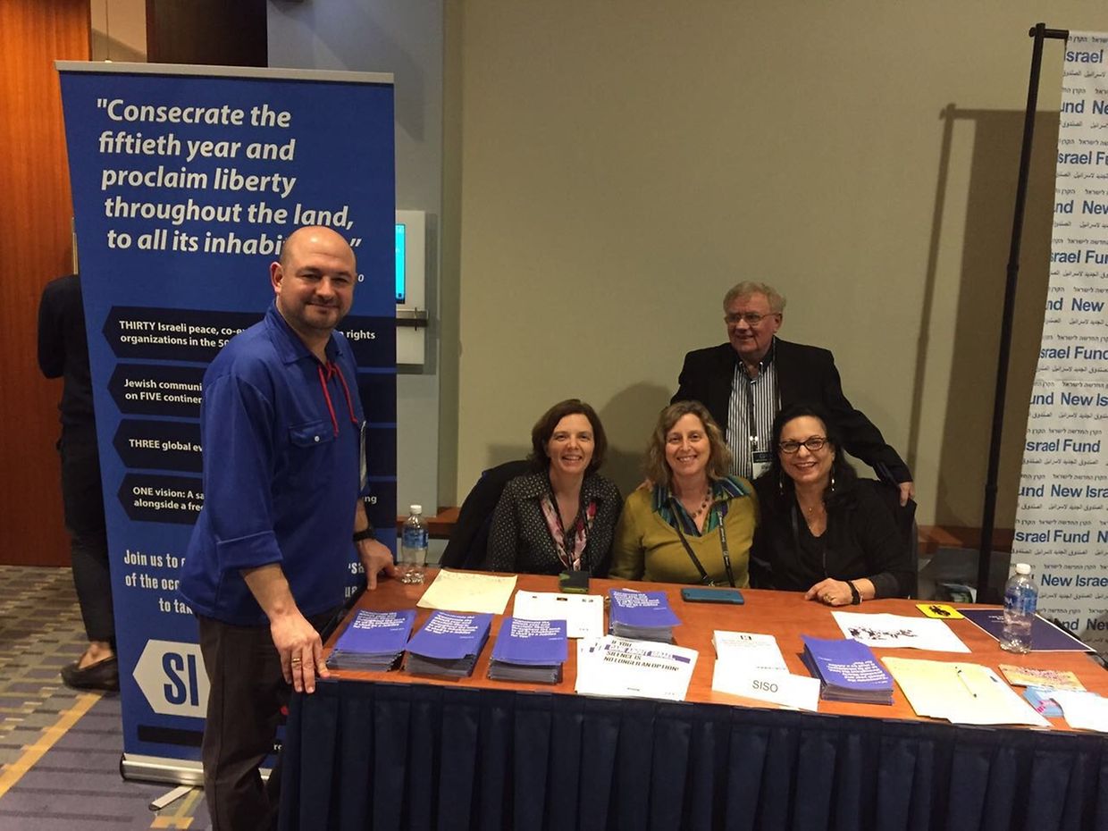 Daniel (atrás) com ativistas do SISO