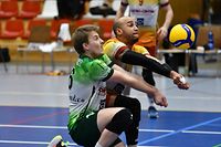 Philippe Glesener, vert, et Nelson Loyola, VC Lorentzweiler. Volleyball : VC Lorentzweiler -  Volley Bertrange, 1ère demi-finale. Hall Sportif, Lorentzweiler : 2 rue Jean-Pierre Glaesener. Foto : Stéphane Guillaume