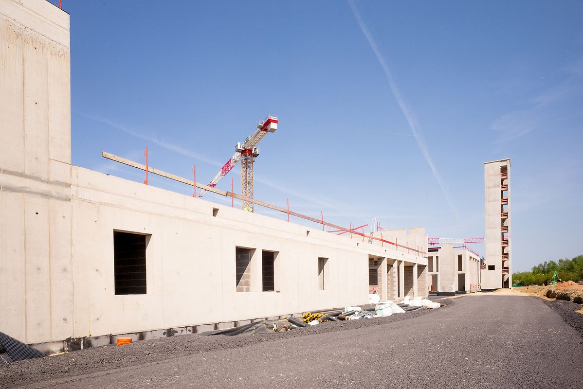 Überragt wird das Gebäude vom 30 Meter hohen Schlauchturm, der sich im hinteren Bereich befindet.