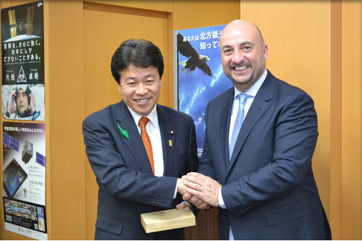 (de g. à dr.) Yosuke Tsuruho, ministre japonais en charge de la Politique spatiale; Etienne Schneider, Vice-Premier ministre, ministre de l’Économie 