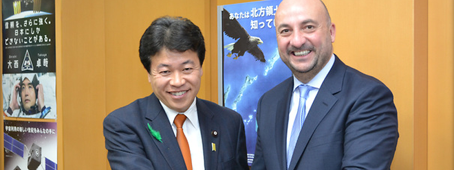 Yosuke Tsuruho, ministre japonais en charge de la Politique spatiale; Etienne Schneider, Vice-Premier ministre, ministre de l’Économie 