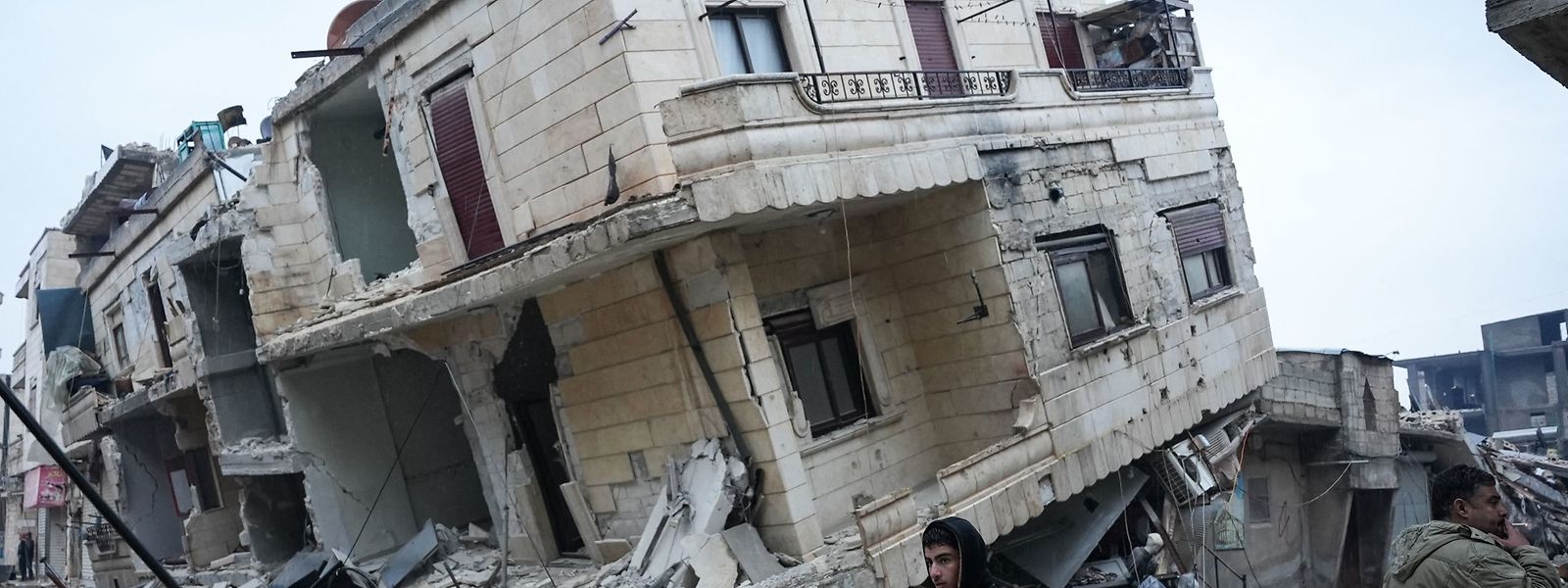 Edifício que colapsou na sequência do terramoto na cidade de Jandaris, na zona rural de Afrin, no noroeste da Síria, esta segunda-feira