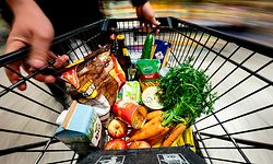ARCHIV - 14.04.2021, Berlin: Ein Einkauf liegt in einem Einkaufswagen in einem Supermarkt. Die Angst vor steigenden Preisen könnte Ökonomen zufolge die Inflation anheizen. (zu dpa «DIW: Bei Inflation droht Gefahr von psychologischer Seite») Foto: Fabian Sommer/dpa +++ dpa-Bildfunk +++