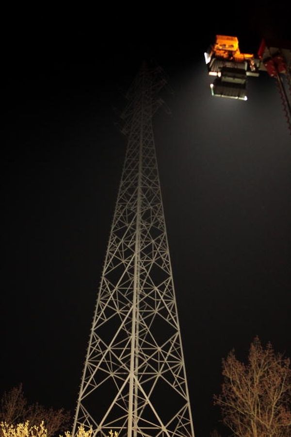 Dieser Strommast drohte umzukippen.