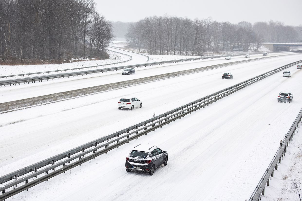 Das Winterwetter hat den Norden und die Mitte Deutschlands fest im Griff. Schnee und Eis sorgen für massive Verkehrsprobleme, manche haben aber auch ihren Spaß daran.