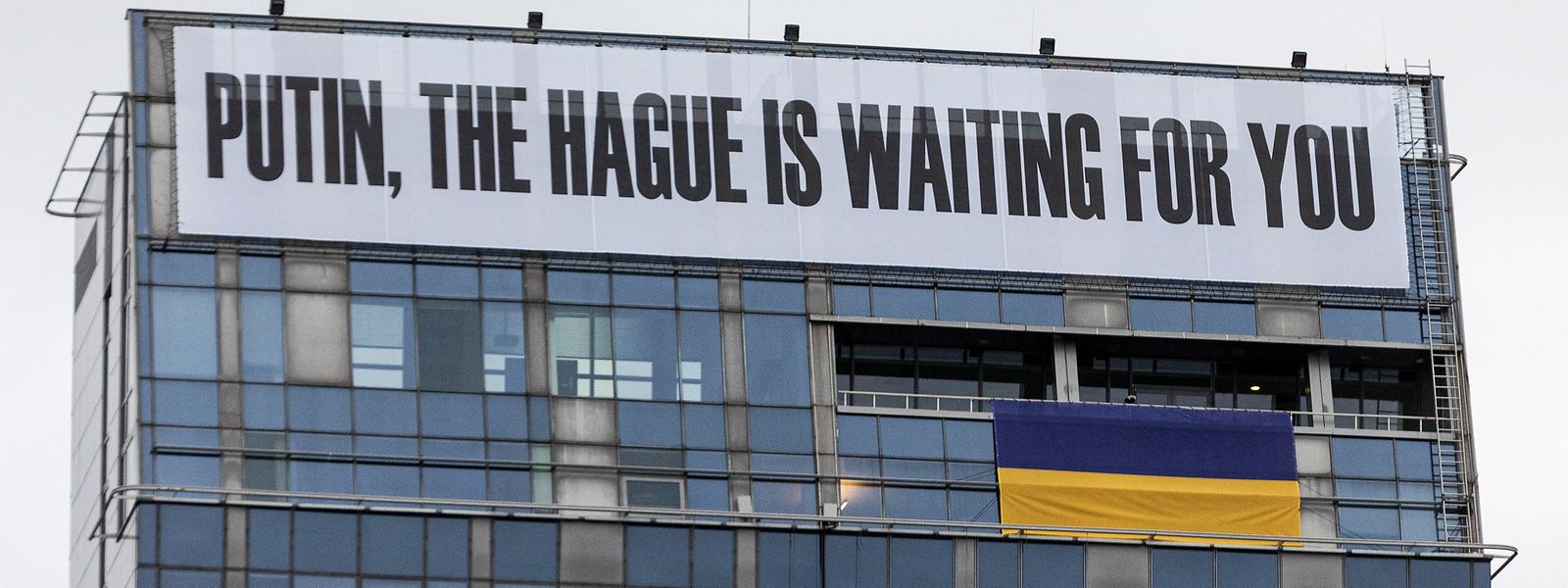 „Putin, Den Haag wartet auf dich“, steht auf dem Plakat an einem Gemeindegebäude in der litauischen Hauptstadt Vilnius.