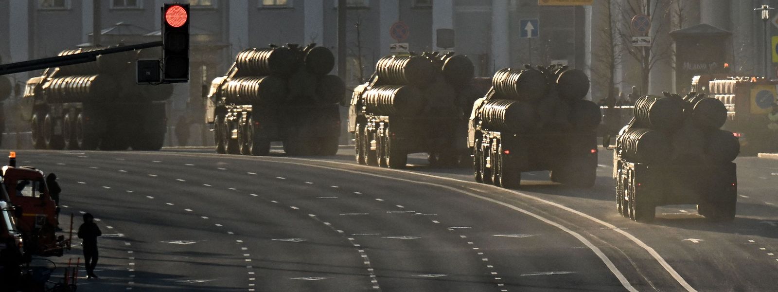Viaturas militares com mísseis russos em direção à Praça Vermelha para um ensaio do desfile militar do Dia da Vitória, no centro de Moscovo.