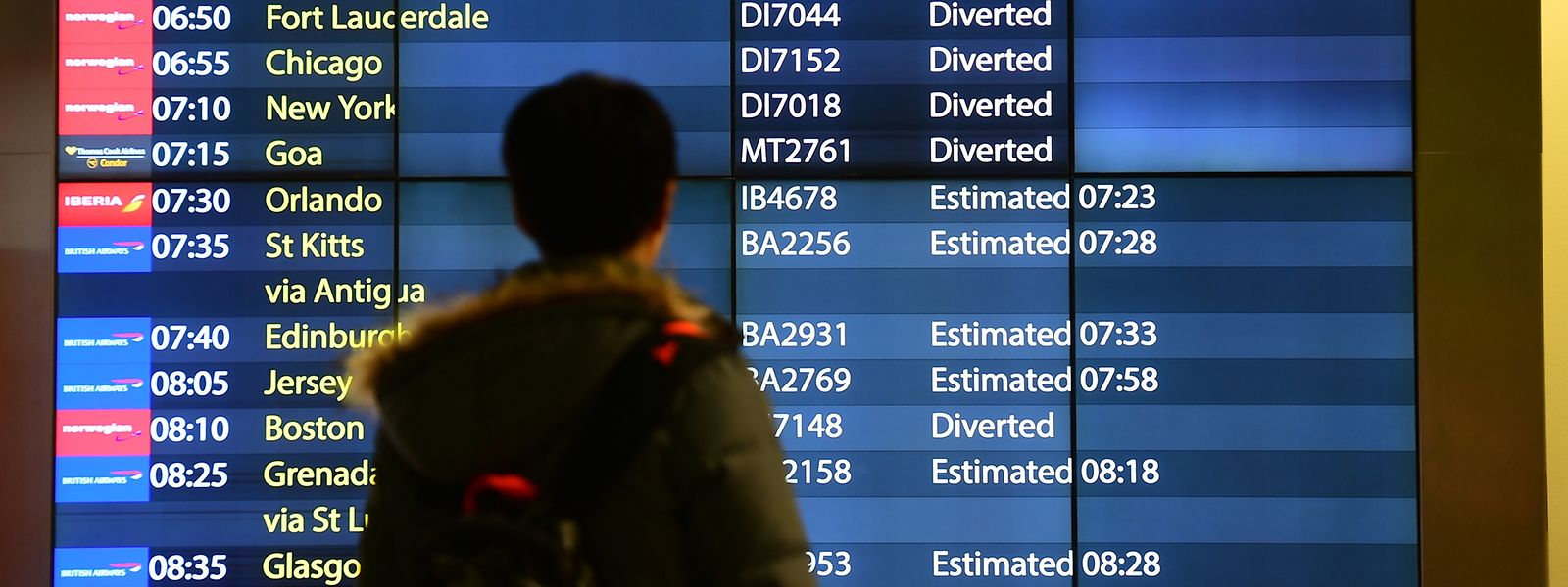 Die Ankunftstafel am Flughafen Gatwick zeigt verspätete und umgeleitete Füge an. Nach erneuten Drohnensichtungen am Flughafen sind alle Starts und Landungen an Europas siebtgrößtem Airport wieder ausgesetzt worden. 