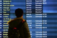 Die Ankunftstafel am Flughafen Gatwick zeigt verspätete und umgeleitete Füge an. Nach erneuten Drohnensichtungen am Flughafen sind alle Starts und Landungen an Europas siebtgrößtem Airport wieder ausgesetzt worden. 