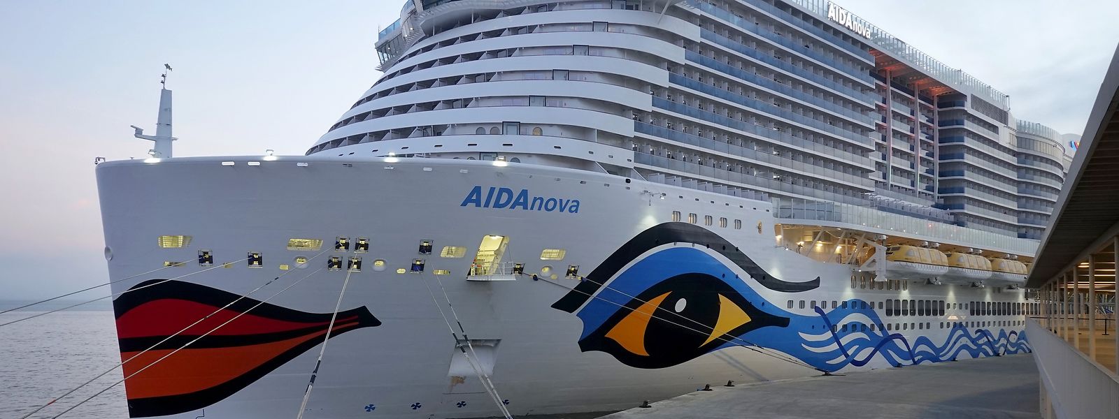 Das Kreuzfahrtschiff AIDAnova liegt im Kreuzfahrtterminal der portugiesischen Hauptstadt. Das Schiff sollte am 30.12.2021 von Lissabon aus in Richtung Madeira und Kanarische Inseln starten. 