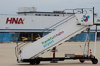 ARCHIV - 31.10.2018, Rheinland-Pfalz, Hahn: Eine Fahrgasttreppe steht vor dem Terminal des Flughafens Hahn. In Luxemburg soll am 12.03.2019 ein EU-Gericht über Beihilfen für den Flughafen Hahn urteilen. Die Lufthansa hatte gegen einen Beschluss der EU-Kommission von 2014 geklagt. Von Hahn aus startet vor allem der Lufthansa-Konkurrent Ryanair. Foto: Thomas Frey/dpa +++ dpa-Bildfunk +++